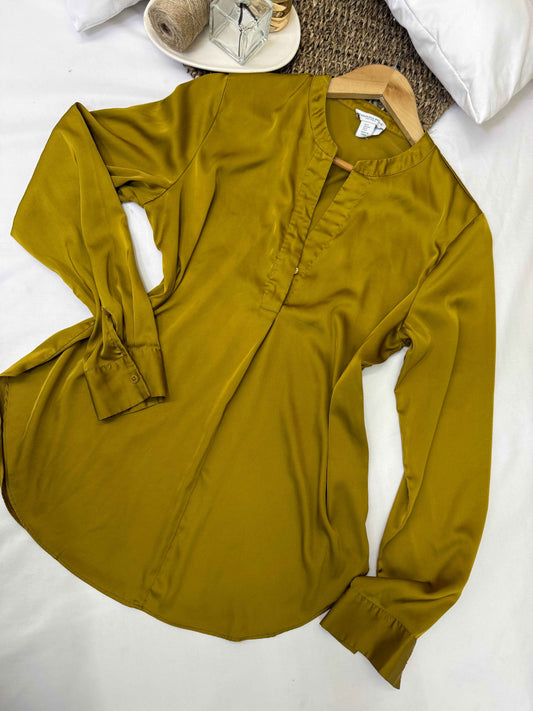 Blusa mostaza satinada Marca CAROLINA BELLE Talla S Usado
