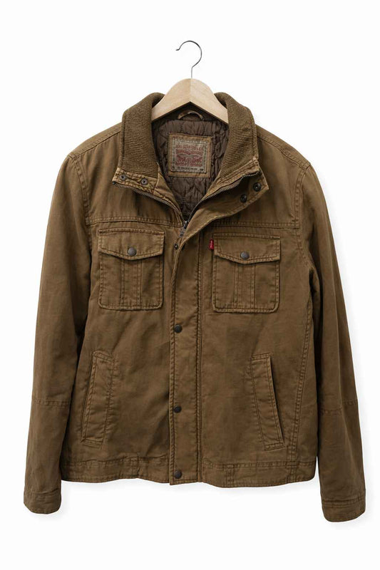 Chaqueta café estilo utility Marca LEVI’S Talla L Usado