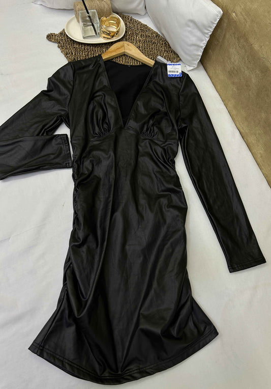 Vestido corto de cuerina negro con escote profundo SHEIN Talla L usado