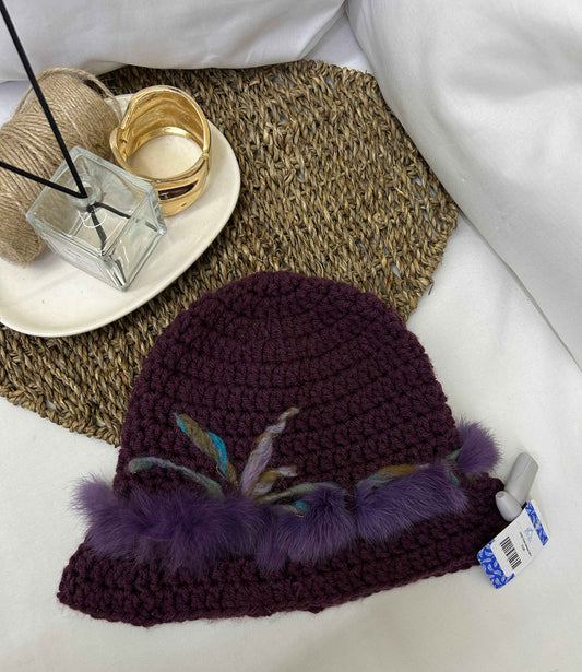 Gorro tejido artesanal tono berenjena usado