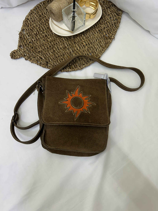 Cartera pequeña de cuero café con bordado usado