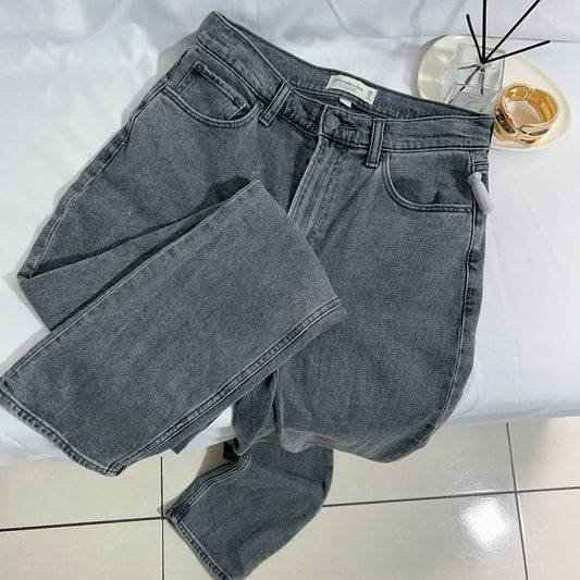 Jean Abercrombie & Fitch Slim Straight Ultra High Rise Gris Talla 28/6 Mujer Usado