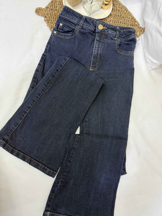 Jean azul oscuro tipo Flare Marca STUDIO F Talla 8 Usado