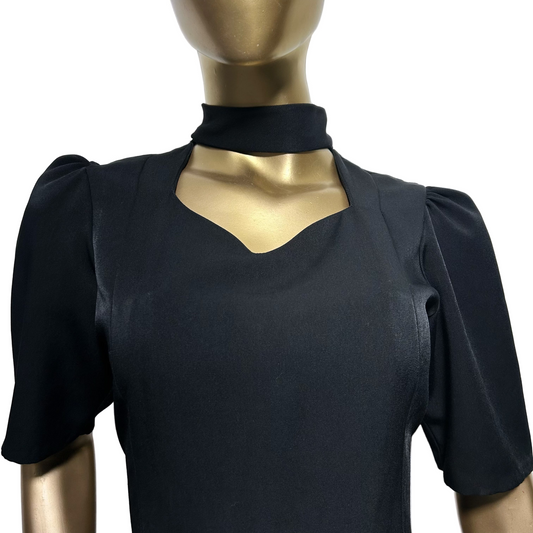 Vestido midi negro con abertura lateral y cuello choker usado