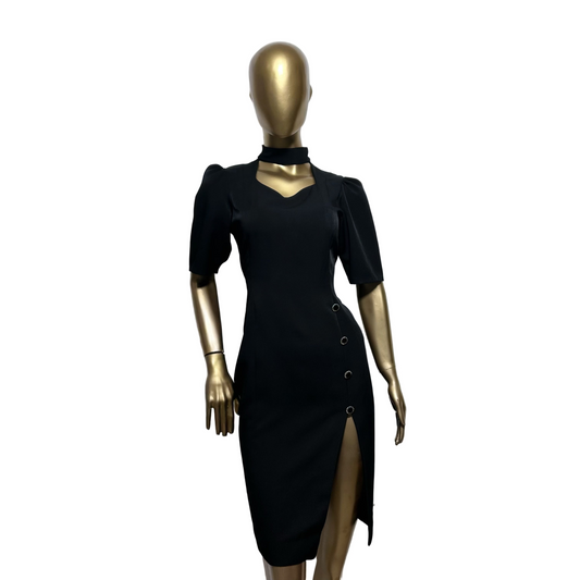Vestido midi negro con abertura lateral y cuello choker usado
