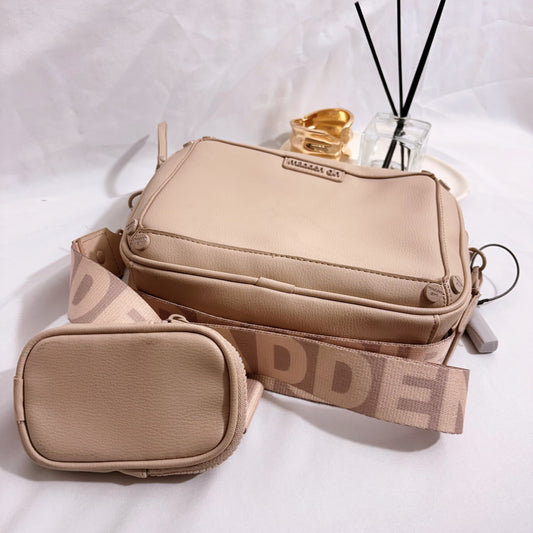 Cartera beige tipo crossbody Madden Girl Nueva con etiqueta