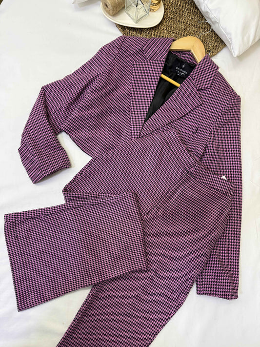 Conjunto blazer y pantalón estampado rosa Marca Stradivarius Talla M Usado