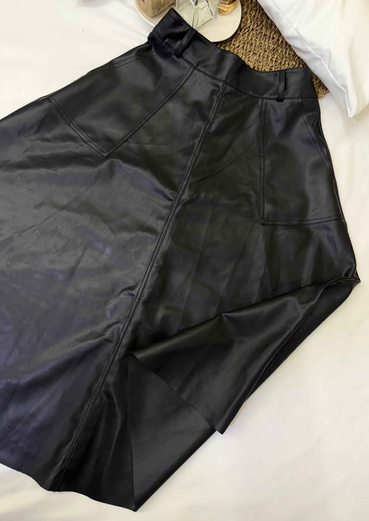 Falda negra efecto cuero Marca TABA Talla S Usado