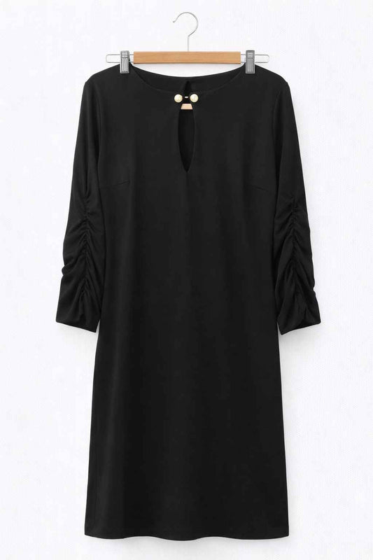 Vestido negro elegante detalle perlas Marca TIANA B. Usado