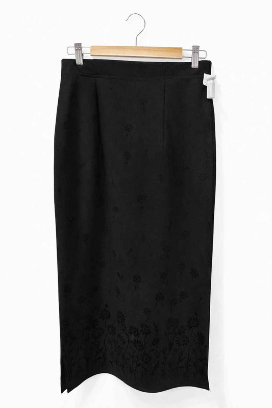 Falda larga negra con bordado floral Talla M Usado