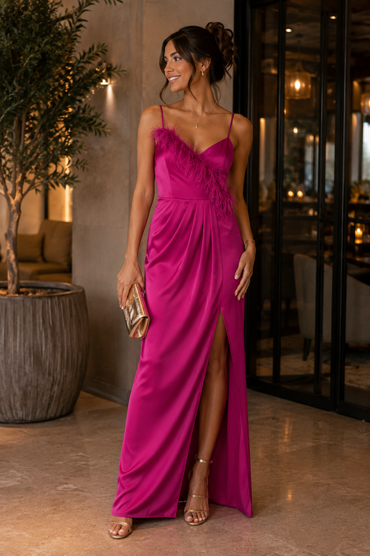 Vestido fucsia satinado con plumas Chicways talla M usado