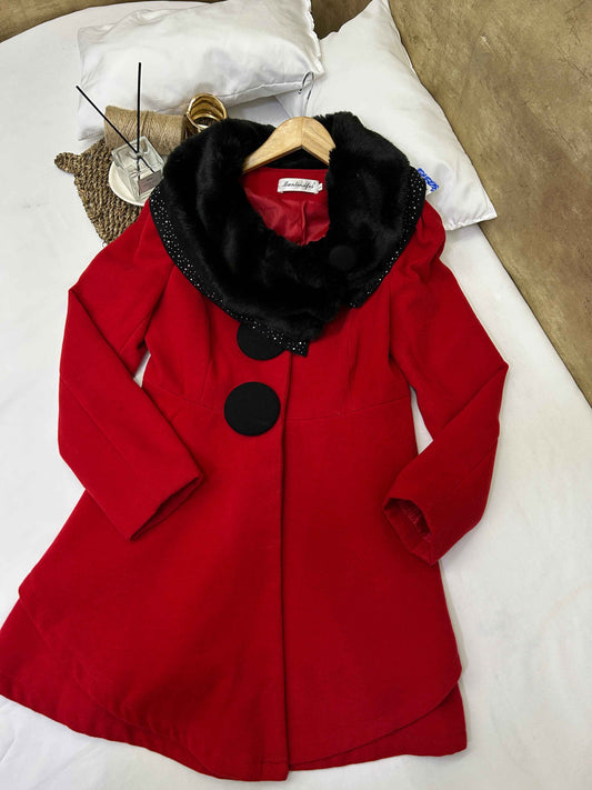 Abrigo rojo elegante con cuello negro Manlinsifei Talla L usado