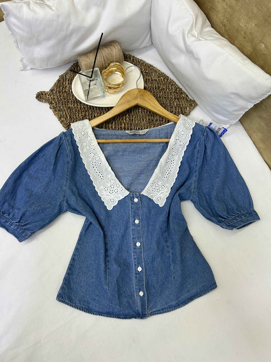 Blusa denim azul con cuello bordado Stradivarius Talla S usado