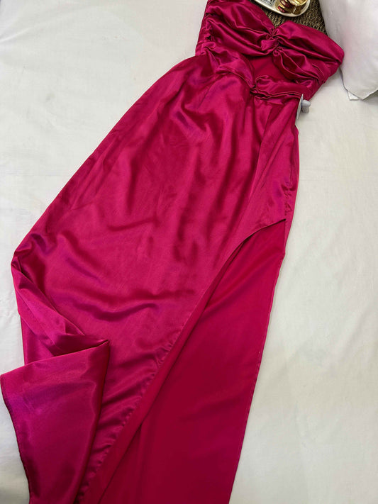Vestido largo fucsia satinado con falda cruzada Talla S usado