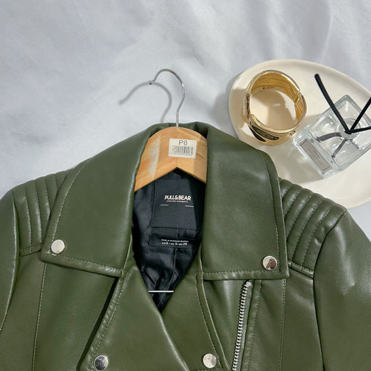 Chaqueta de Cuerina PULL&BEAR Verde Olivo usada