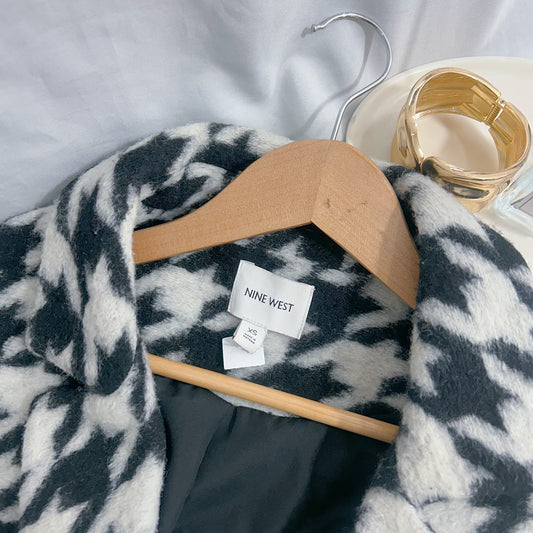 Abrigo NINE WEST usado blanco con negro