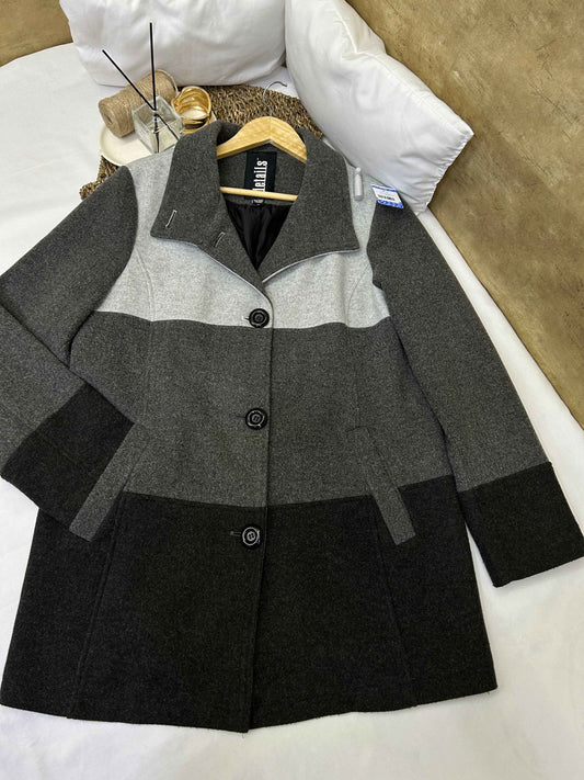 Abrigo estructurado en tonos grises DETAILS Talla XL usado