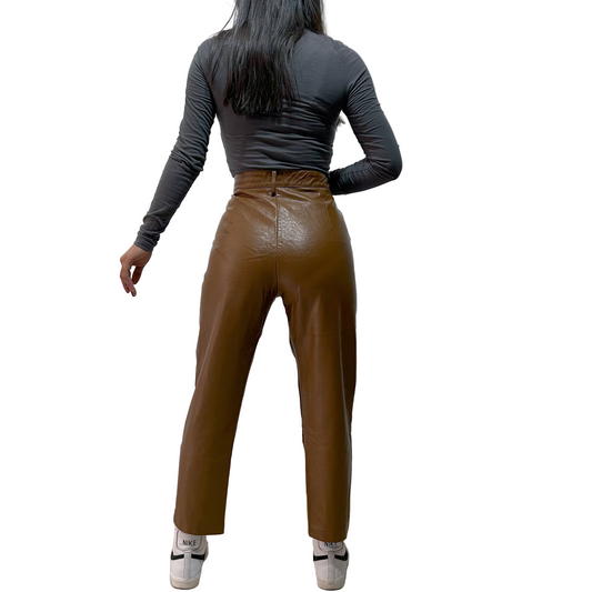 Pantalón Mom de Cuerina con Pinzas Venti6 Camel Talla S (Usado, con detalle)