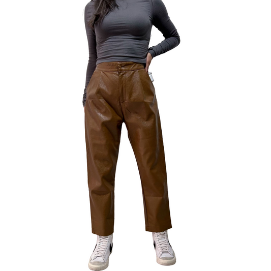 Pantalón Mom de Cuerina con Pinzas Venti6 Camel Talla S (Usado, con detalle)