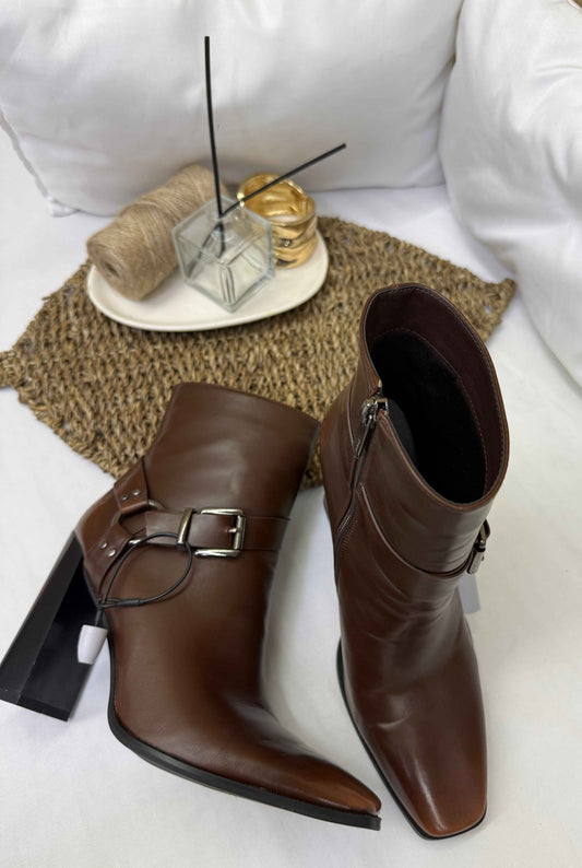Botines café cuero con hebilla Marca STUDIO F Talla 38 Nuevo