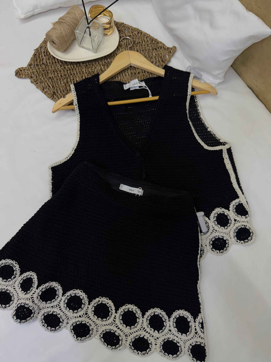 Conjunto tejido negro con detalle blanco Marca MNG Talla M-L Usado
