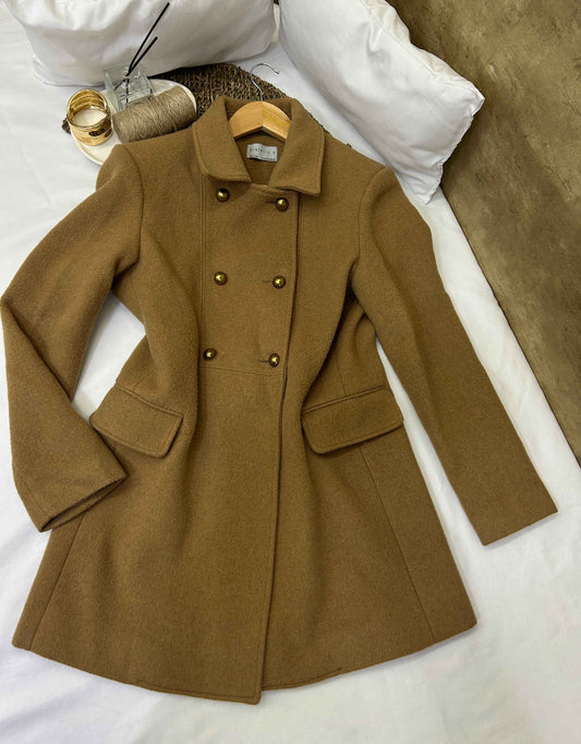 Abrigo camel Marca Distrito 5 Talla M Usado