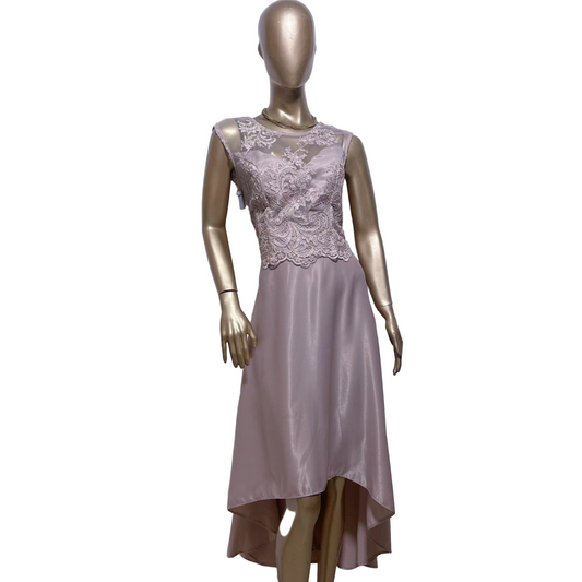 Vestido Palo Rosa Satinado con Encaje y Falda Asimétrica Talla Grande Usado