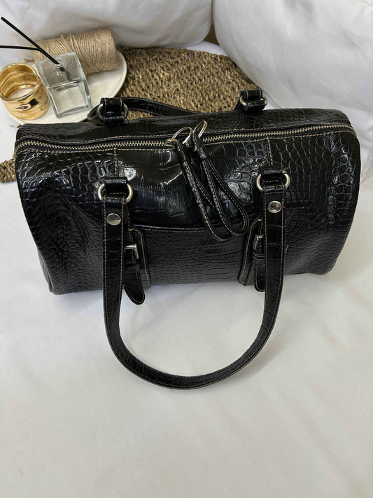 Cartera negra tipo bowling textura reptil Marca Liz Claiborne Usado