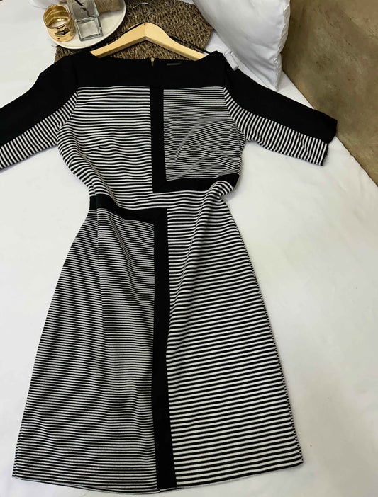 Vestido midi rayas blanco y negro Marca Taylor Talla S Usado