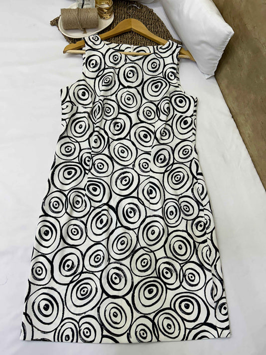 Vestido corto blanco con estampado circular Marca AGB Dress Talla 12 Usado