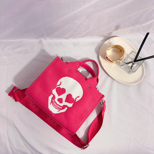 Cartera fucsia con estampado de calavera Betsey Johnson Nueva