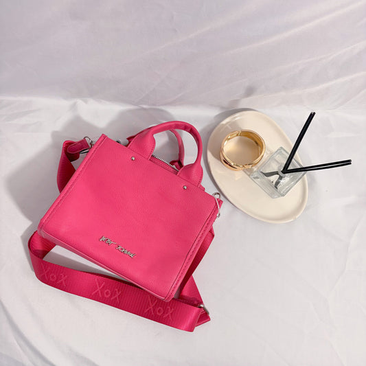 Cartera fucsia con estampado de calavera Betsey Johnson Nueva