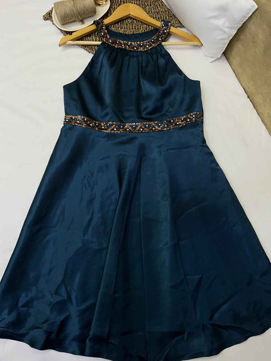 Vestido midi satinado azul petróleo Marca Nicole Talla 12 Usado