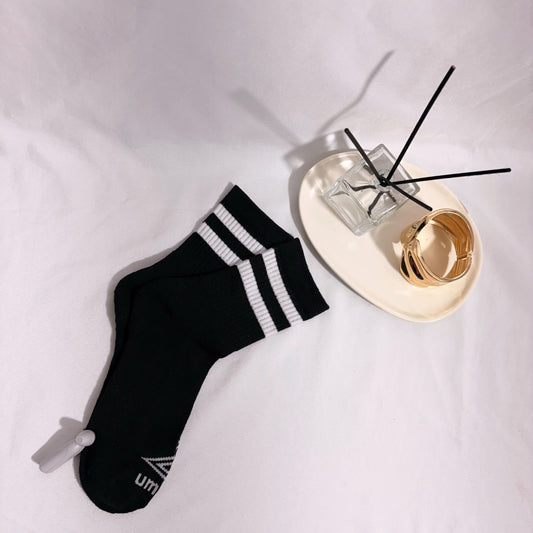 Medias deportivas Umbro negras con franjas blancas  Nuevas