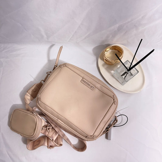 Cartera beige tipo crossbody Madden Girl Nueva con etiqueta