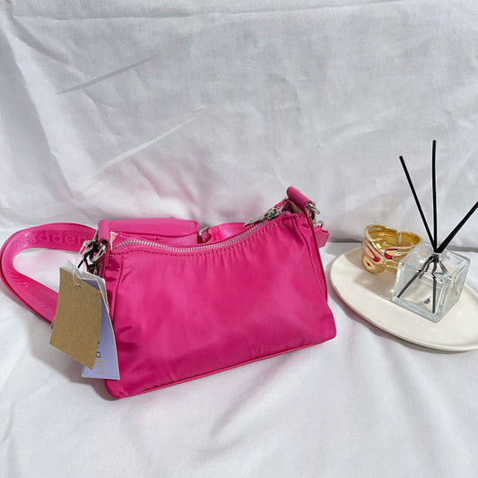 Cartera fucsia Madden Girl Nueva con etiqueta