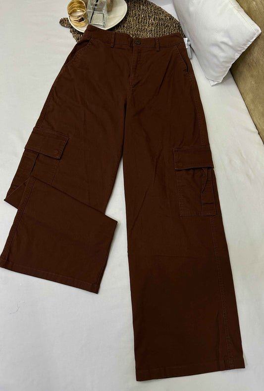 Pantalón cargo chocolate Marca Forever 21 Talla S Usado