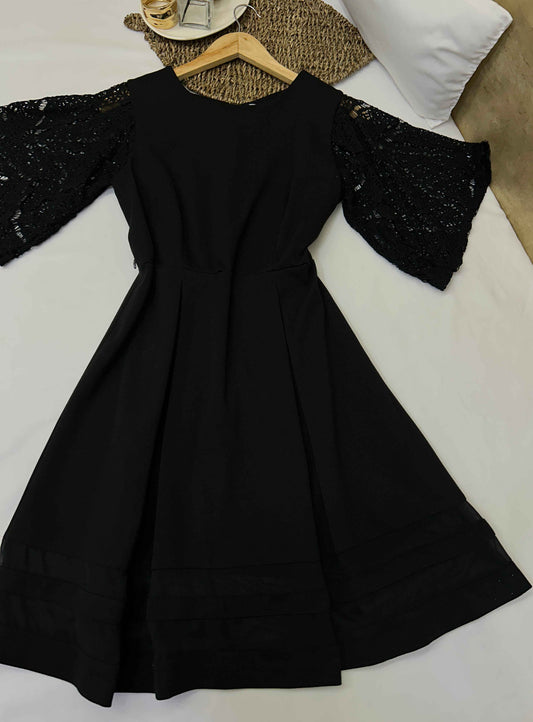 Vestido negro elegante con mangas de encaje Marca Calvin Klein Talla 6 Usado