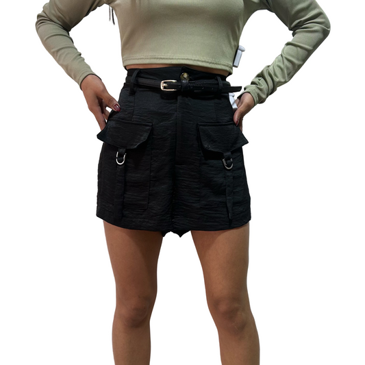 Short negro estilo cargo Maimara Talla P usado