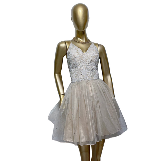 Vestido corto beige marca By Encalada Verdugo talla 6 usado