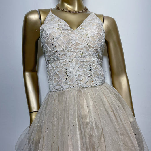 Vestido corto beige marca By Encalada Verdugo talla 6 usado