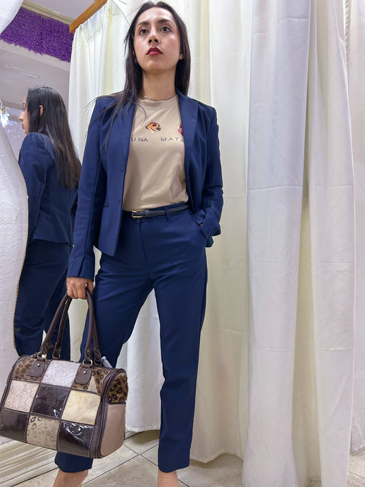 Outfit Ejecutivo Azul – Terno MNG XS + Semicrop Beige S + Cartera de Cuero + Cinturón Negro