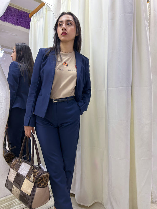 Outfit Ejecutivo Azul – Terno MNG XS + Semicrop Beige S + Cartera de Cuero + Cinturón Negro