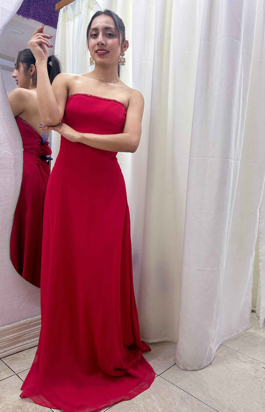 Vestido largo rojo strapless  marca Jordan, talla 6 usado