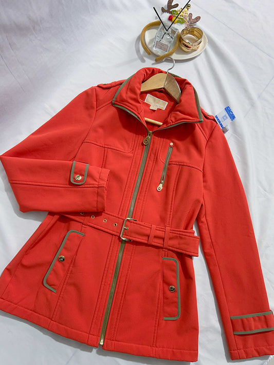 Chaqueta roja con cinturón Michael Kors  talla S usado