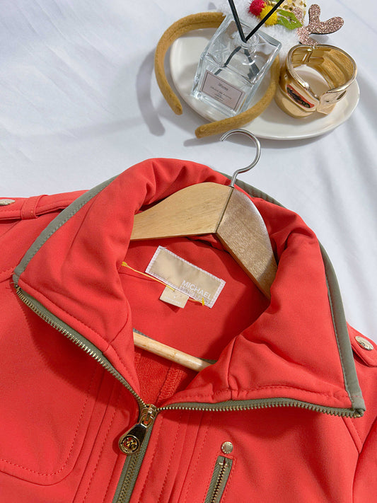 Chaqueta roja con cinturón Michael Kors  talla S usado