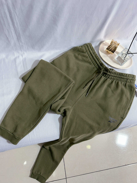 Jogger deportivo verde oliva marca Reebok talla S usado