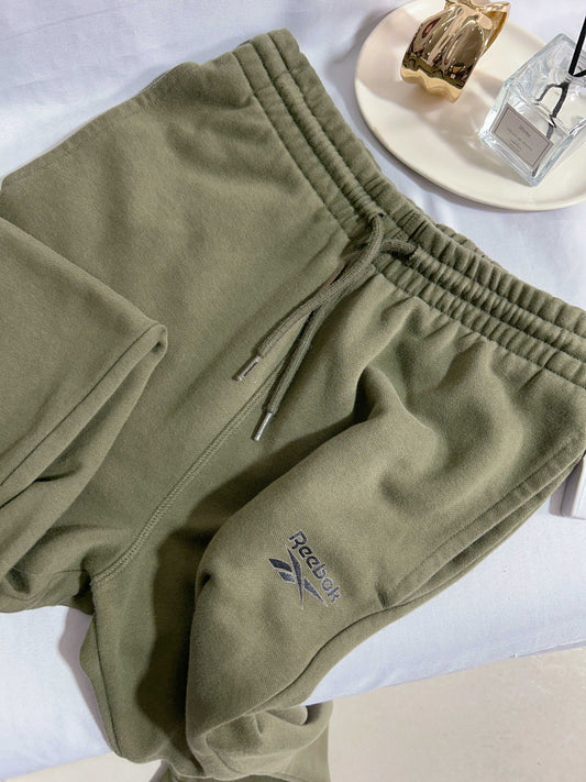 Jogger deportivo verde oliva marca Reebok talla S usado