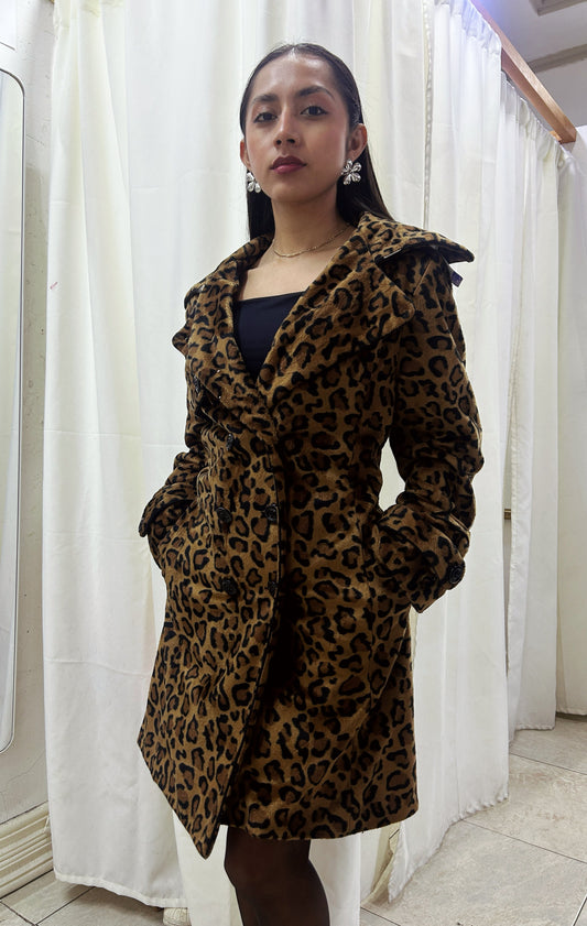 Abrigo animal print marca Betsey Johnson talla L usado